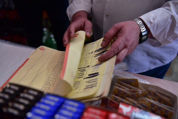 Tuzla Belediyesi'nden anlamlı hareket! İhtiyaç sahibi ailelerin bakkal borçları ödendi!